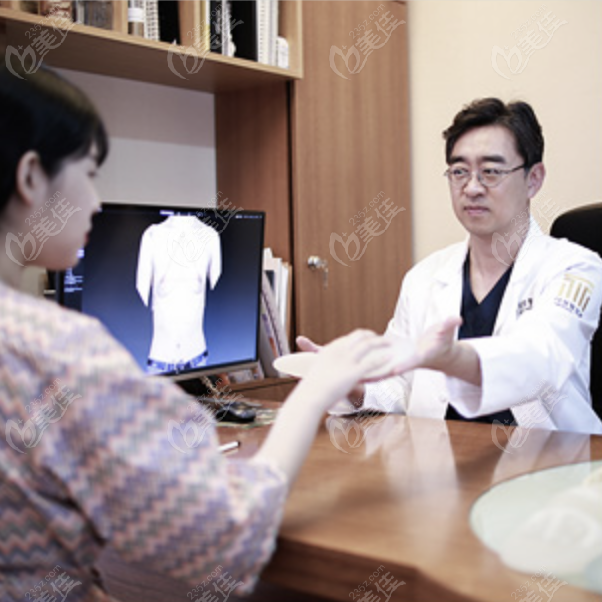 Chief Yu at THE Plastic Surgery